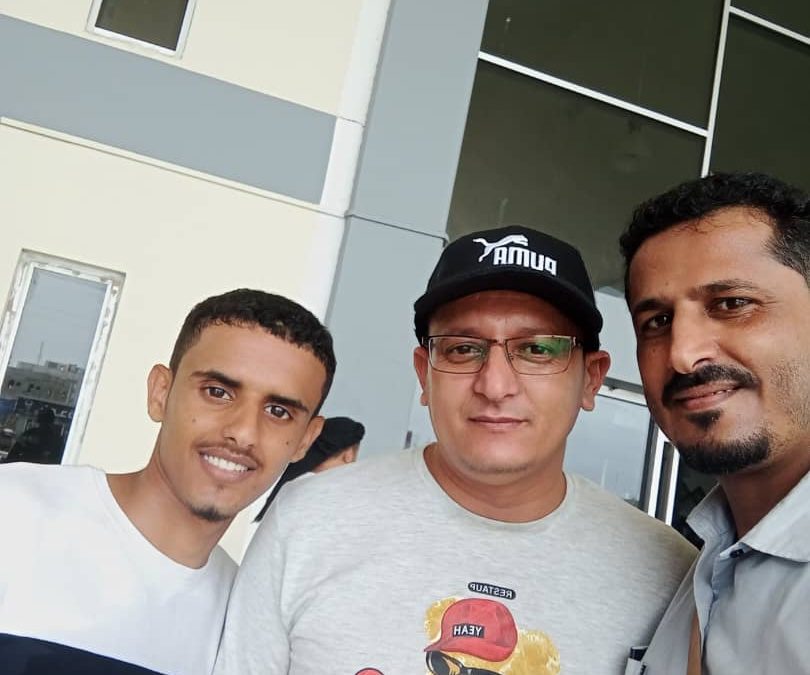 مدير مكتب الشهداء بيافع سرار يصل مطار  عدن بعد رحلة علاجية