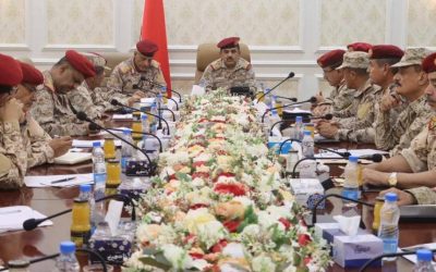 وزير الدفاع يبحث خلال ترأسه اجتماعا لقيادات وزارة الدفاع في العاصمة عدن على المستجدات العسكرية والميدانية