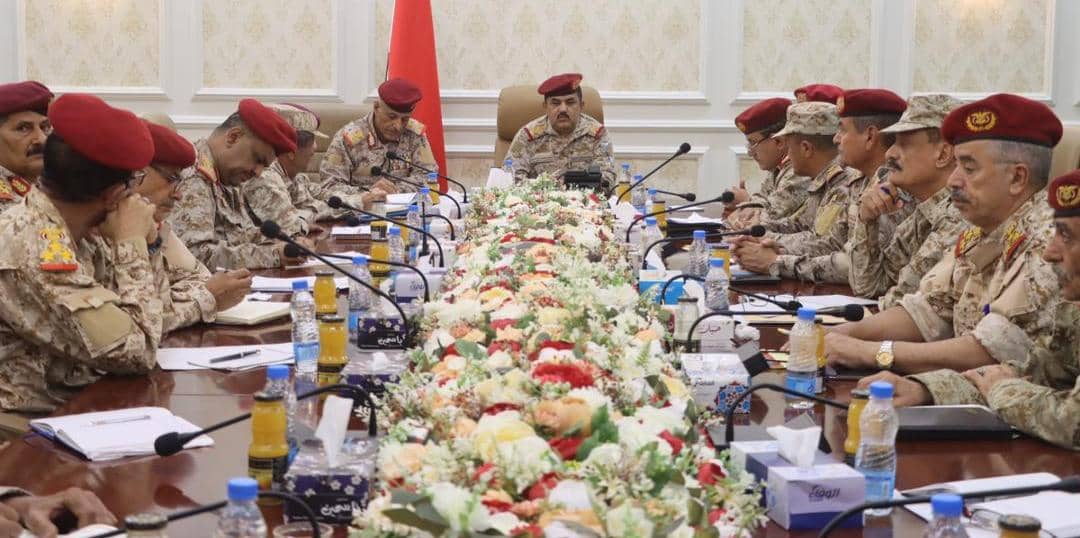 وزير الدفاع يبحث خلال ترأسه اجتماعا لقيادات وزارة الدفاع في العاصمة عدن على المستجدات العسكرية والميدانية