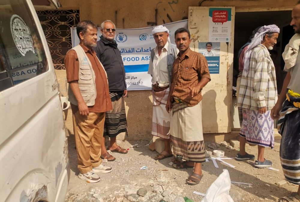 تدشين صرف المساعدات الإنسانية بمديرية يهر يافع