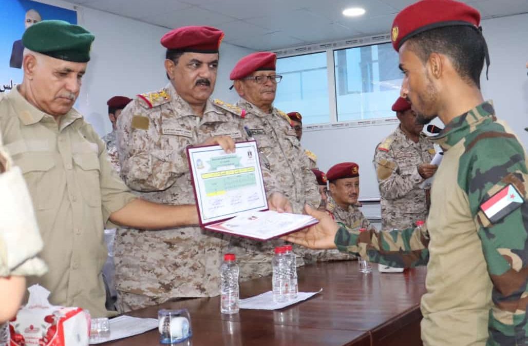 وزير الدفاع يكرم الضابط عبدالصمد الحوشبي احد خريجي دورة القيادة والأركان