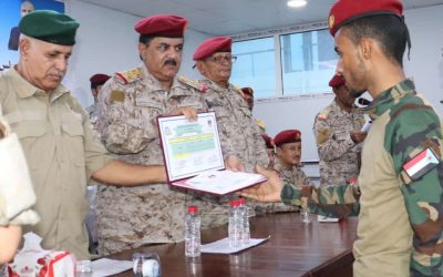 وزير الدفاع يكرم الضابط عبدالصمد الحوشبي احد خريجي دورة القيادة والأركان
