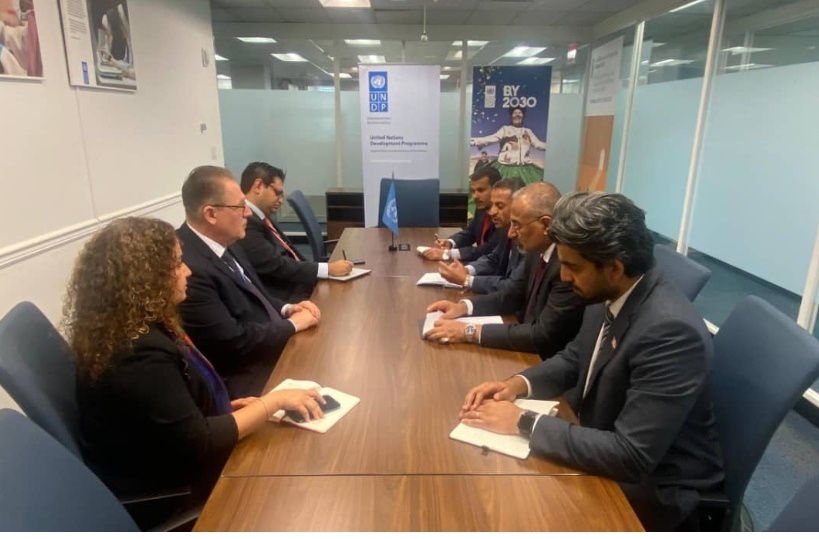 الرئيس الزُبيدي يناقش مع مساعد أمين عام الأمم المتحدة تعزيز دور البرنامج الإنمائي في مرحلة إعادة الإعمار