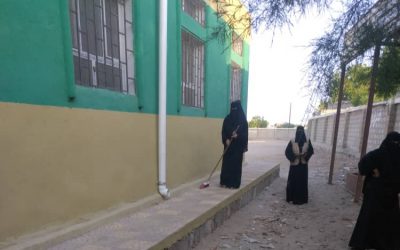 برعاية مبادرة” عربكم” جمعية الكرستالة تنفذ حملة نظافة في مدرسة الانصار بعمودية بأبين