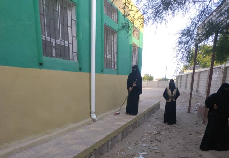 برعاية مبادرة” عربكم” جمعية الكرستالة تنفذ حملة نظافة في مدرسة الانصار بعمودية بأبين