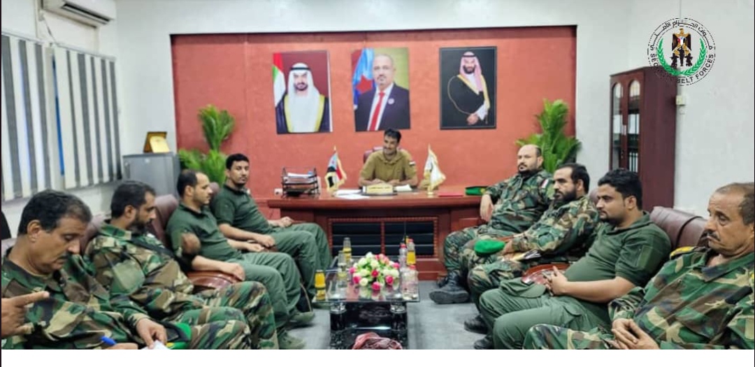 العميد الربيعي يطلع على مستوى أداء الإدارات العامة لقوات الحزام ويشدد على أهمية رفع وتيرة العمل