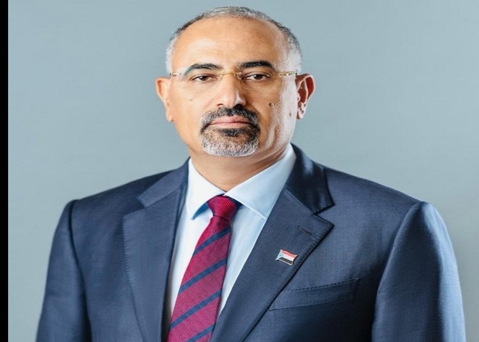 الرئيس الزُبيدي يُعزَّي في وفاة الصحفي الكبير أحمد عقربي