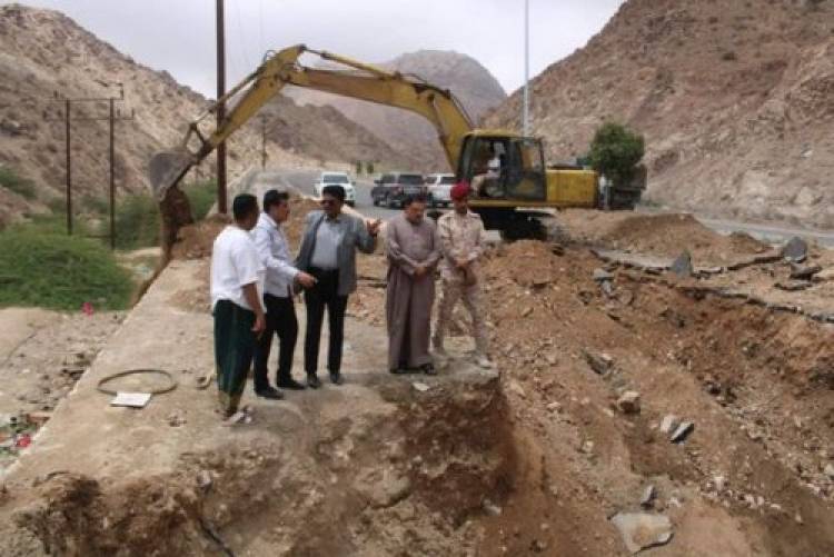 مدير عام المكلا يتفقد أعمال صيانة بخط المياه الرئيسي المغذي للمكلا
