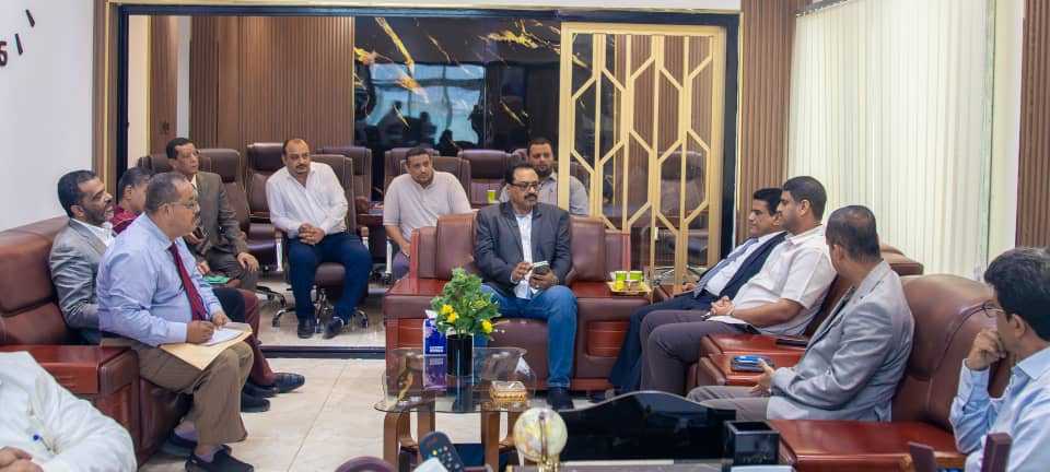 وزير النفط والمعادن يطلع على الوضع التمويني في السوق المحلية للوقود