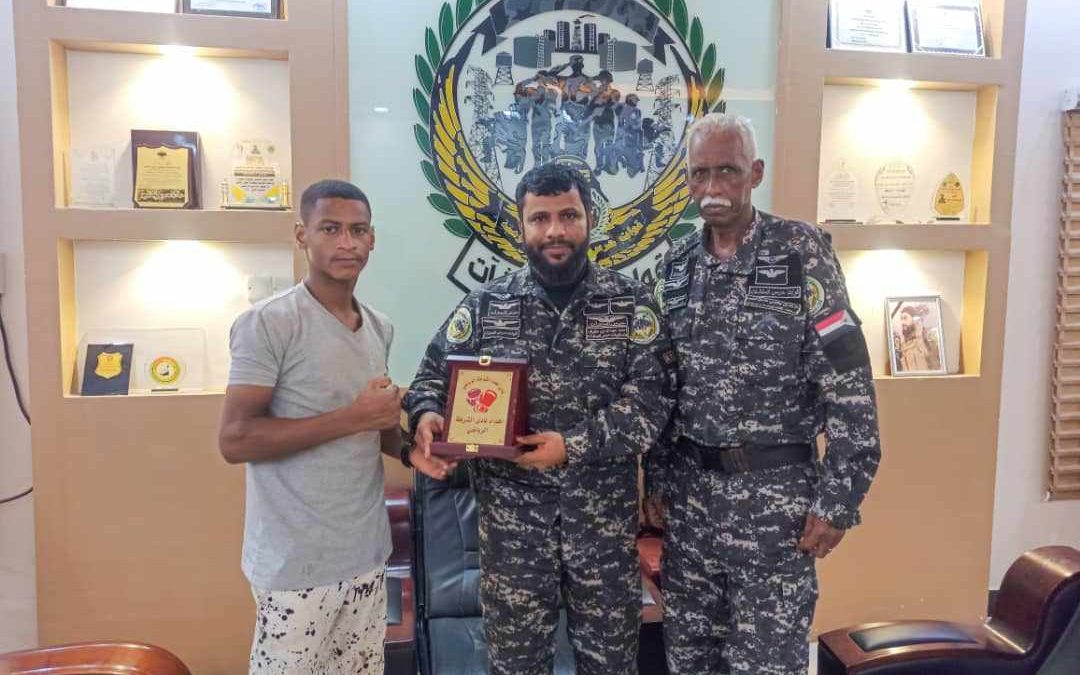 بن عفيف يكرم نجم نادي حرس المنشآت والمنتخب الوطني للملاكمة غيث عارف