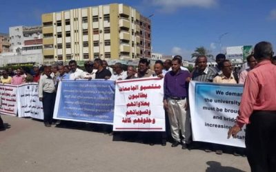 منتسبو جامعات عدن ولحج وأبين وشبوة ينفذون وقفة احتجاجية للمطالبة بإعادة حقوقهم