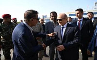 العليمي يعود إلى عدن اليوم وسط تفاقم انهيار الكهرباء والعملة