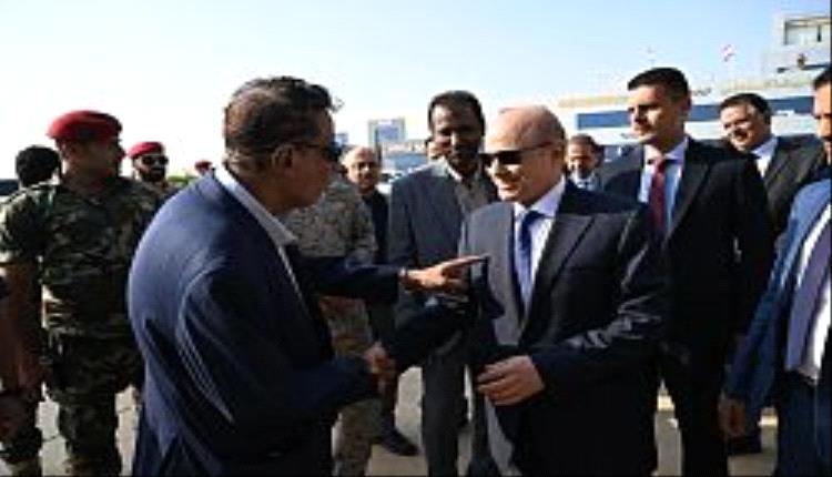 العليمي يعود إلى عدن اليوم وسط تفاقم انهيار الكهرباء والعملة