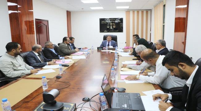 عدن| رفع الحصانة عن أحد القضاة وإحالة قاضٍ آخر إلى المحاسبة