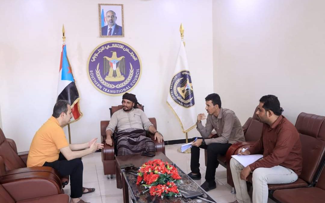 رئيس تنفيذية انتقالي شبوة يلتقي مدير مكتب منظمة أطباء بلا حدود بالمحافظة