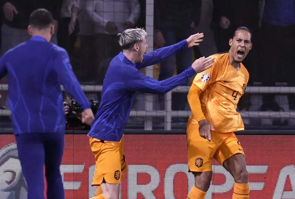 فان دايك ينعش آمال هولندا بالتأهل إلى كأس أوروبا
