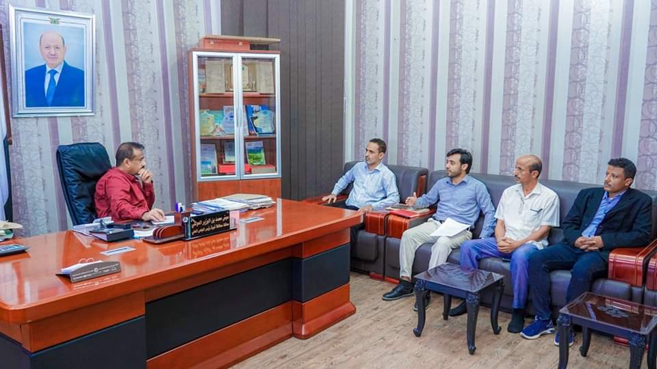 المحافظ ابن الوزير يلتقي ممثل منظمة رنين للاطلاع على مشروع اولويات البنية التحتية للسلام.
