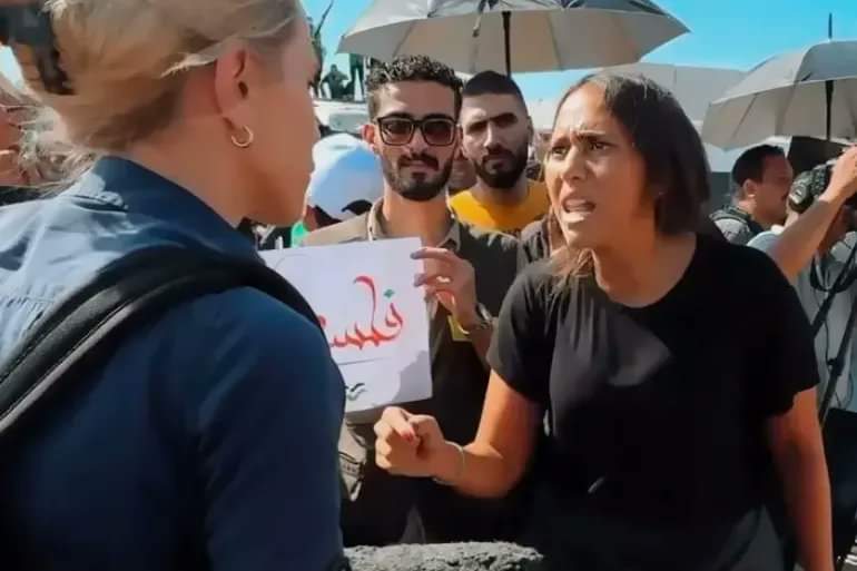 “أنت مجرد دمية”.. من المصرية التي وبّخت مراسلة “سي إن إن” الأمريكية؟