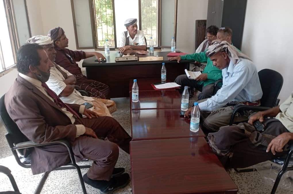 مدير عام الموارد المالية بأبين يناقش مع السلطة المحلية بأحور ومكاتبها الايرادية رفع مستوى التحصيل بالمديرية