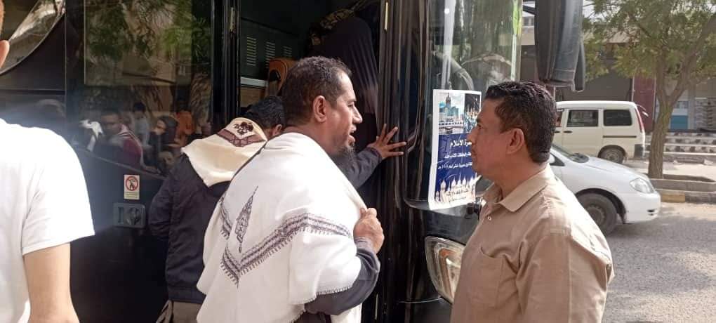 برعاية مكتب الأوقاف خنفر .. حفظة وحافظات كتاب الله يغادرون إلى مكة المكرمة لأداء مناسك العمرة