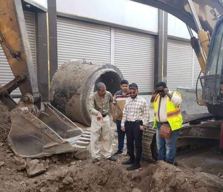 انتقالي صيرة والسلطة المحلية بالمديرية يتفقدان سير العمل في مشروع إعادة تأهيل مجرى السيول