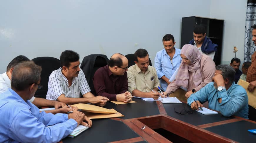 *برئاسة مدير عام دارسعد؛ لجنة فتح المظاريف والمناقصات تستعرض العطاءات المقدمة في تنفيذ ثلاثة مشاريع خدمية بالمديرية*