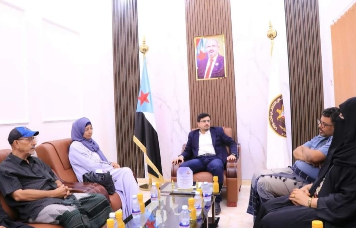 رئيس انتقالي المهرة يلتقي الدكتورة نعمة صالح رئيسة قسم الأمراض بمستشفى الجمهورية..