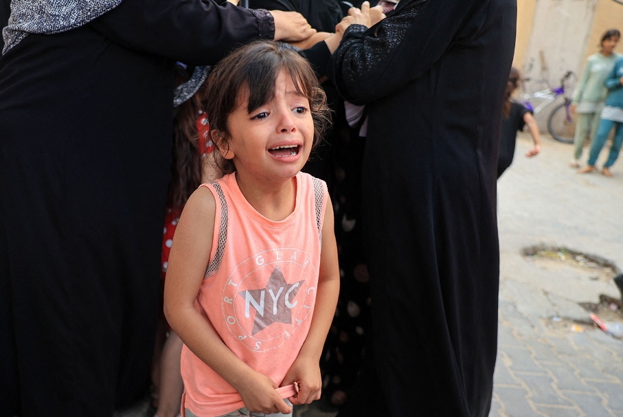 غارة إسرائيلية تصيب هدفاً بالقرب من حدود مصر.. انفجارات وغارات جوية بمدينة رفح الفلسطينية