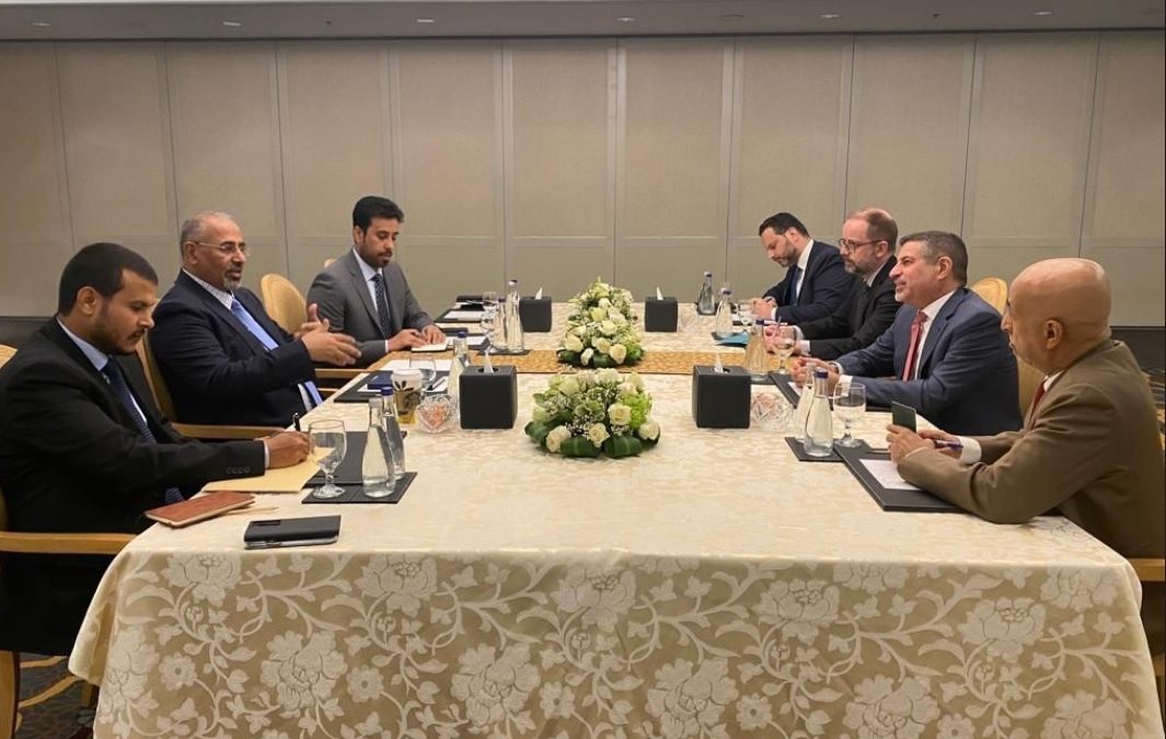 الرئيس الزُبيدي يناقش مع السفير الأمريكي جهود إحلال السلام في بلادنا
