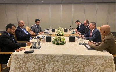 الرئيس الزُبيدي يناقش مع السفير الأمريكي جهود إحلال السلام في بلادنا