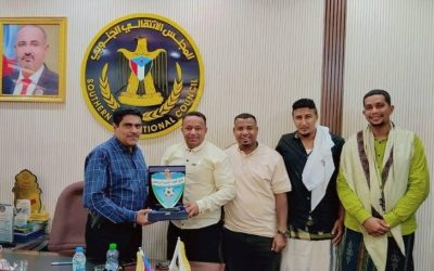 نادي اتحاد شبيبة الديس يكرم انتقالي حضرموت بدرع النادي 