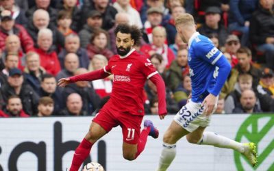صلاح يقود ليفربول لفوز ثمين على إيفرتون ويرفض الاحتفال بهدفيه