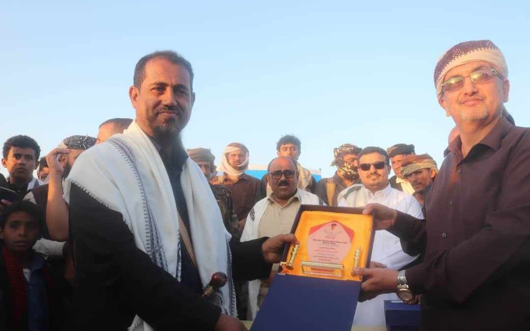محافظ  شبوه يكرم مدير عام مديرية خنفر “اليوسفي”بدرع المحافظة تقديراَ لجهوده في إنجاح مهرجان اعتزال الكابتن جمال العولقي