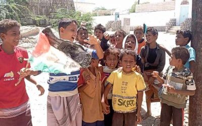 اطفال قرية امبسطي بمديرية أحور  يخرجون في مسيرة تضامنية مع إخوانهم أطفال غزة