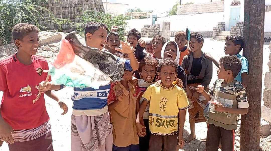 اطفال قرية امبسطي بمديرية أحور  يخرجون في مسيرة تضامنية مع إخوانهم أطفال غزة