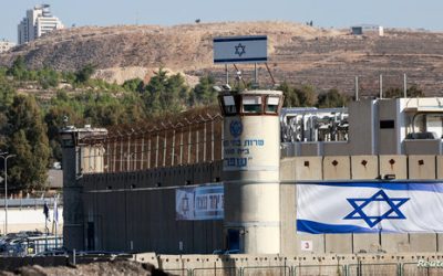 مسؤول فلسطيني: إسرائيل ستطلق سراح 24 سجينة و15 قاصرا