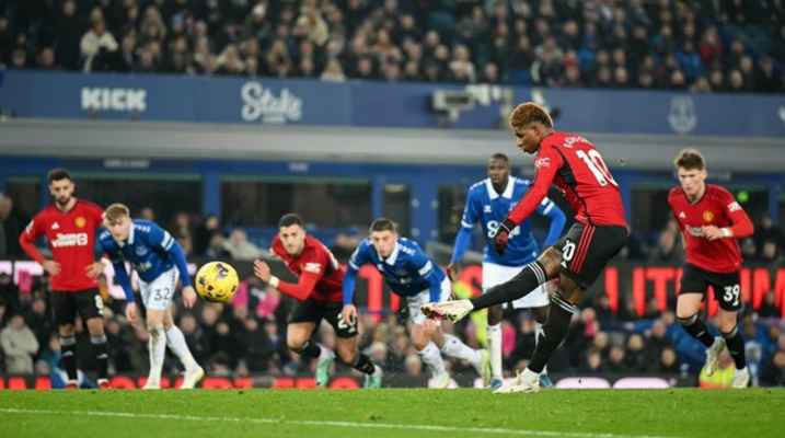 الدوري الانكليزي: مان يونايتد يقسو على ايفرتون ويهزمه بثلاثية