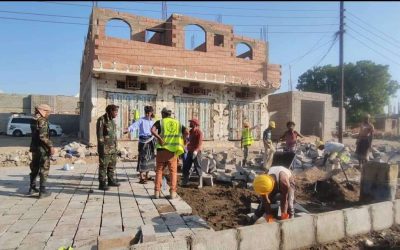 المدير العام لمديرية زنجبار يقوم بزيارة تفقدية لمشروع رصف شارع الزراعة بالحجارة في عاصمة المحافظة