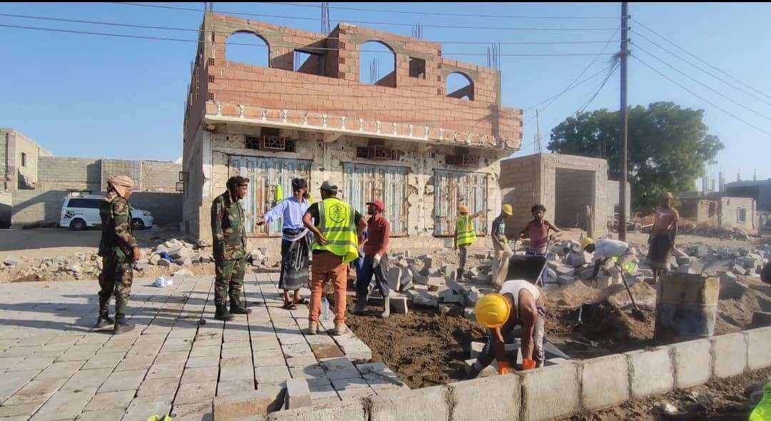 المدير العام لمديرية زنجبار يقوم بزيارة تفقدية لمشروع رصف شارع الزراعة بالحجارة في عاصمة المحافظة