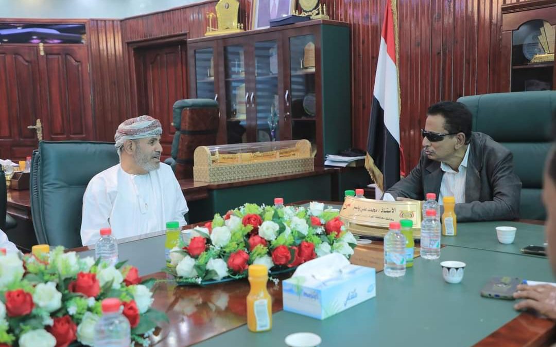المحافظ بن ياسر يلتقي وفد الهيئة العمانية للأعمال الخيرية ويشيد بدعم السلطنة لمحافظة المهرة