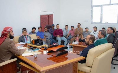 الدكتور الرباش يترأس اجتماعًا لموظفي قطاع الحج والعمرة بمقر الوزارة الجديد بعدن