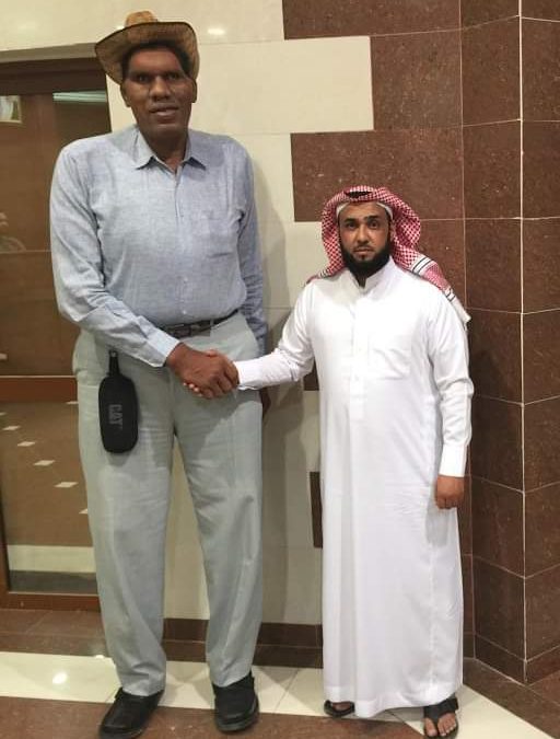 وفاة العملاق الباكستاني “غلام شبير” صاحب لقب أطول رجل في العالم بعد معاناة مع المرض في جدة