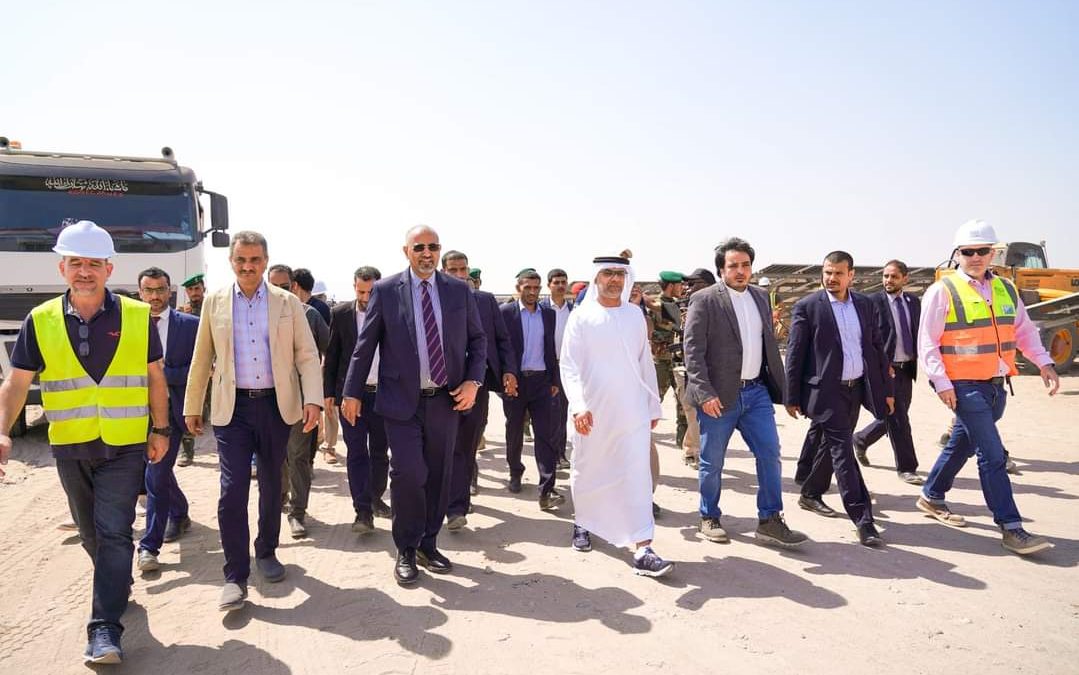 الرئيس الزُبيدي يطّلع بمعية السفير الإماراتي على مستوى الإنجاز بمحطة الطاقة الشمسية بالعاصمة عدن
