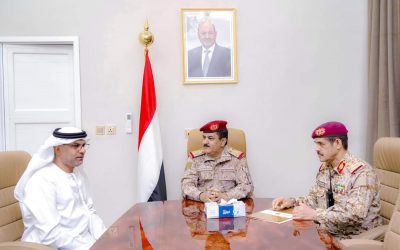 وزير الدفاع يستقبل في عدن سفير دولة الإمارات العربية المتحدة