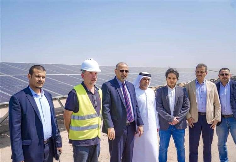 الرئيس الزبيدي ووزير الكهرباء يتفقدان محطة الطاقة الشمسية ببئر أحمد بعدن