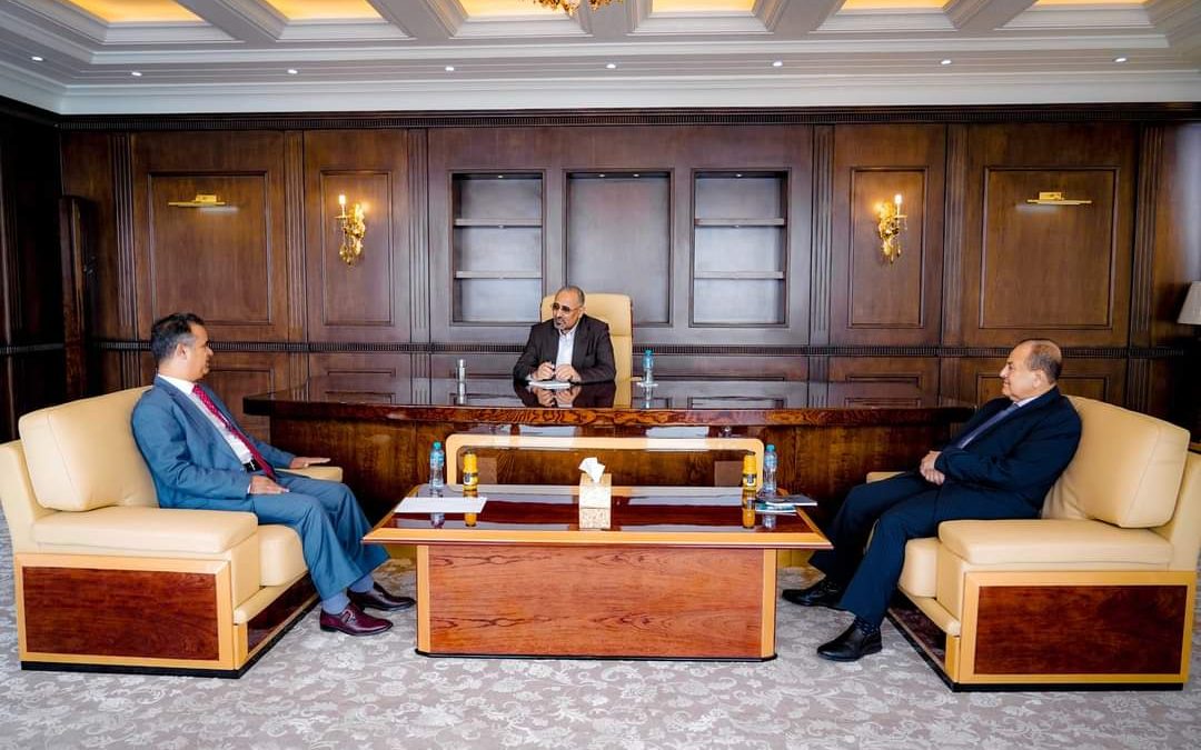 الرئيس الزُبيدي يلتقي السفير الليبي لدى بلادنا