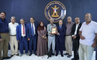 الدكتور الحاج يتسلم درعاً تكريمياً من هيئة الوفاق والمصالحة نظير جهود فريق الحوار