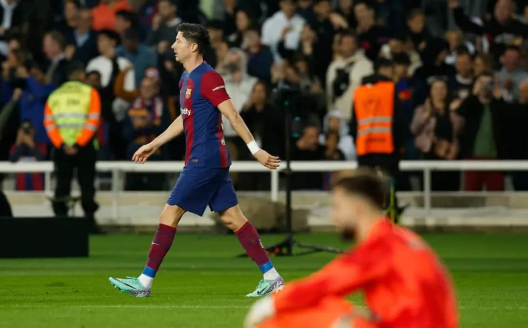 ثنائية ليفاندوفسكي تنقذ برشلونة من فخ ألافيس