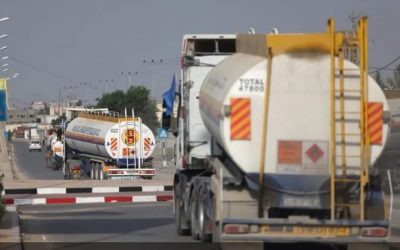 اول شاحنة وقود تدخل غزة منذ اندلاع الحرب
