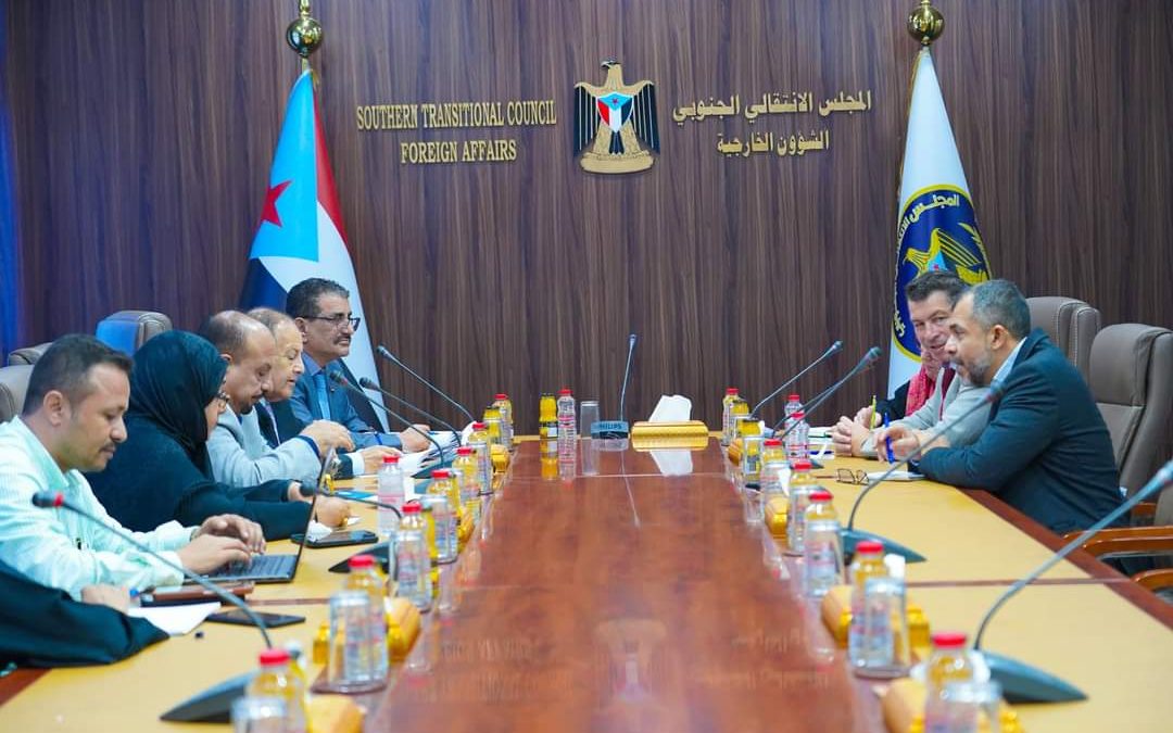 الشؤون الخارجية تبحث مع الصليب الأحمر سُبل التعاون في المجالات الإنسانية وحقوق الإنسان